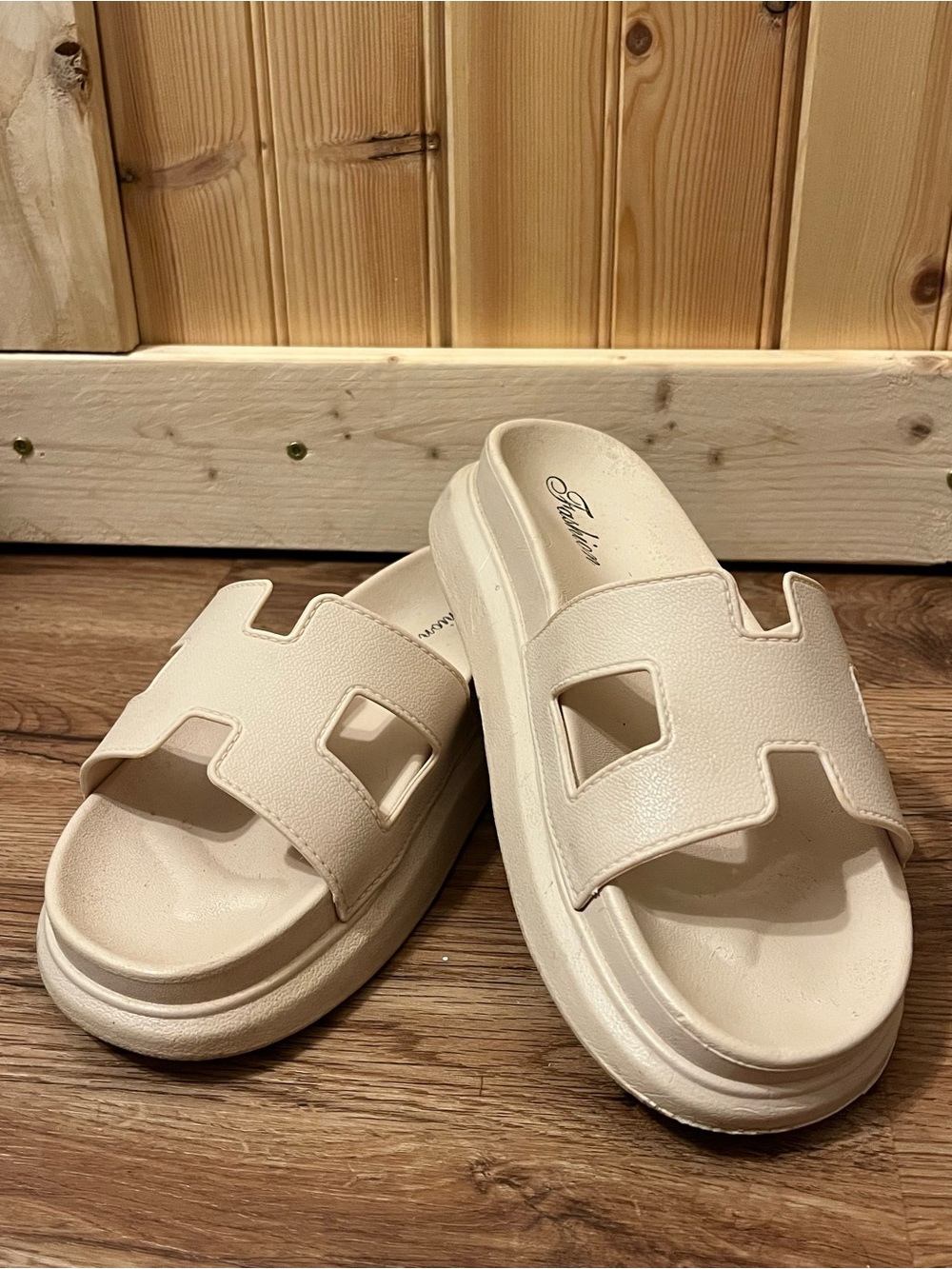 EUC✨ Women's Cream Slide Sandals - Fashion Brand
